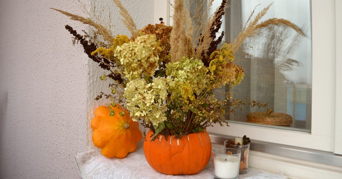 Букет из сезонных цветов в вазе Осенний
